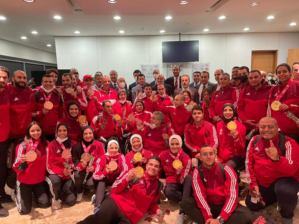 وزير الرياضة خلال استقبال منتخب الكاراتيه بمطار القاهرة 