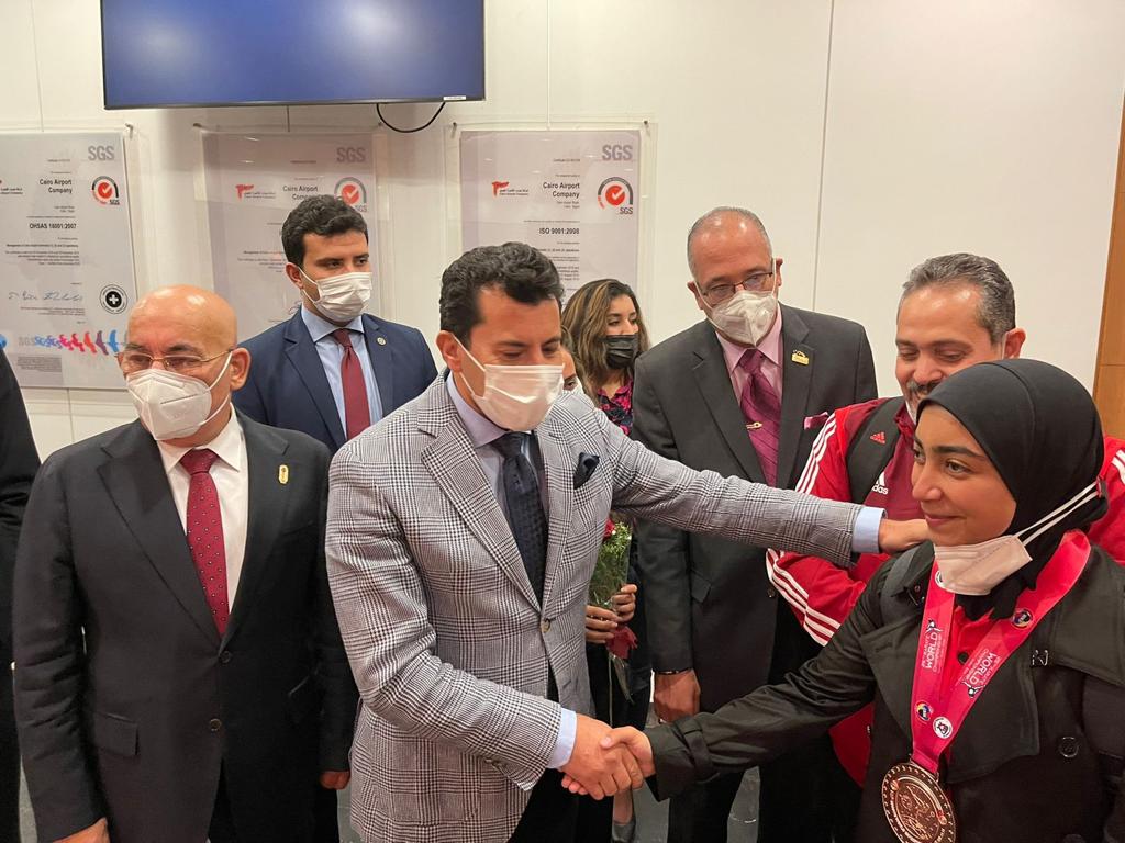 وزير الرياضة خلال استقبال منتخب الكاراتيه بمطار القاهرة 