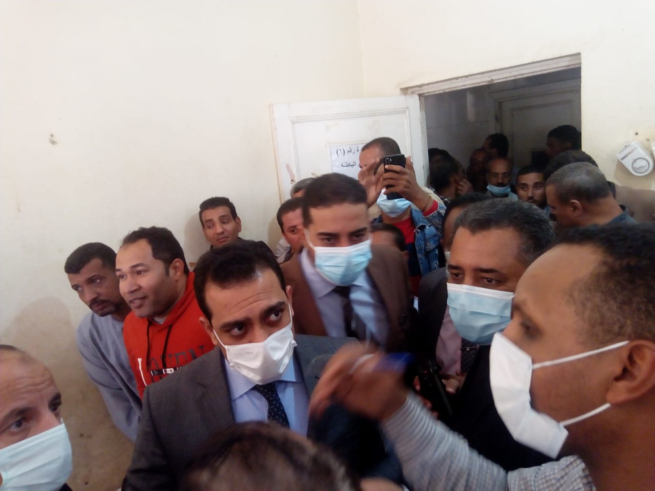 نائب محافظ قنا يتفقد تلاميذ حالات التسمم 