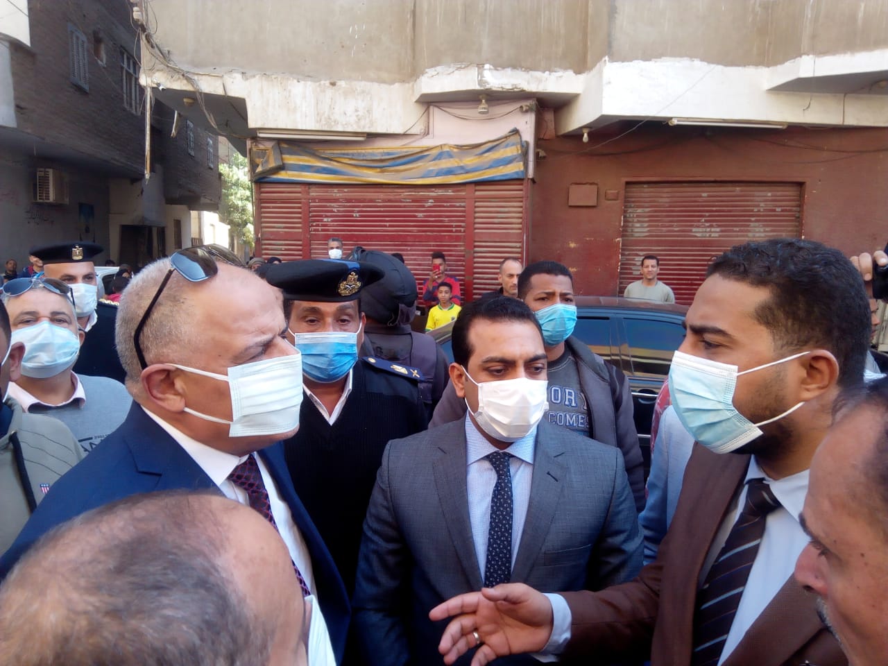 نائب محافظ قنا يتفقد تلاميذ حالات التسمم