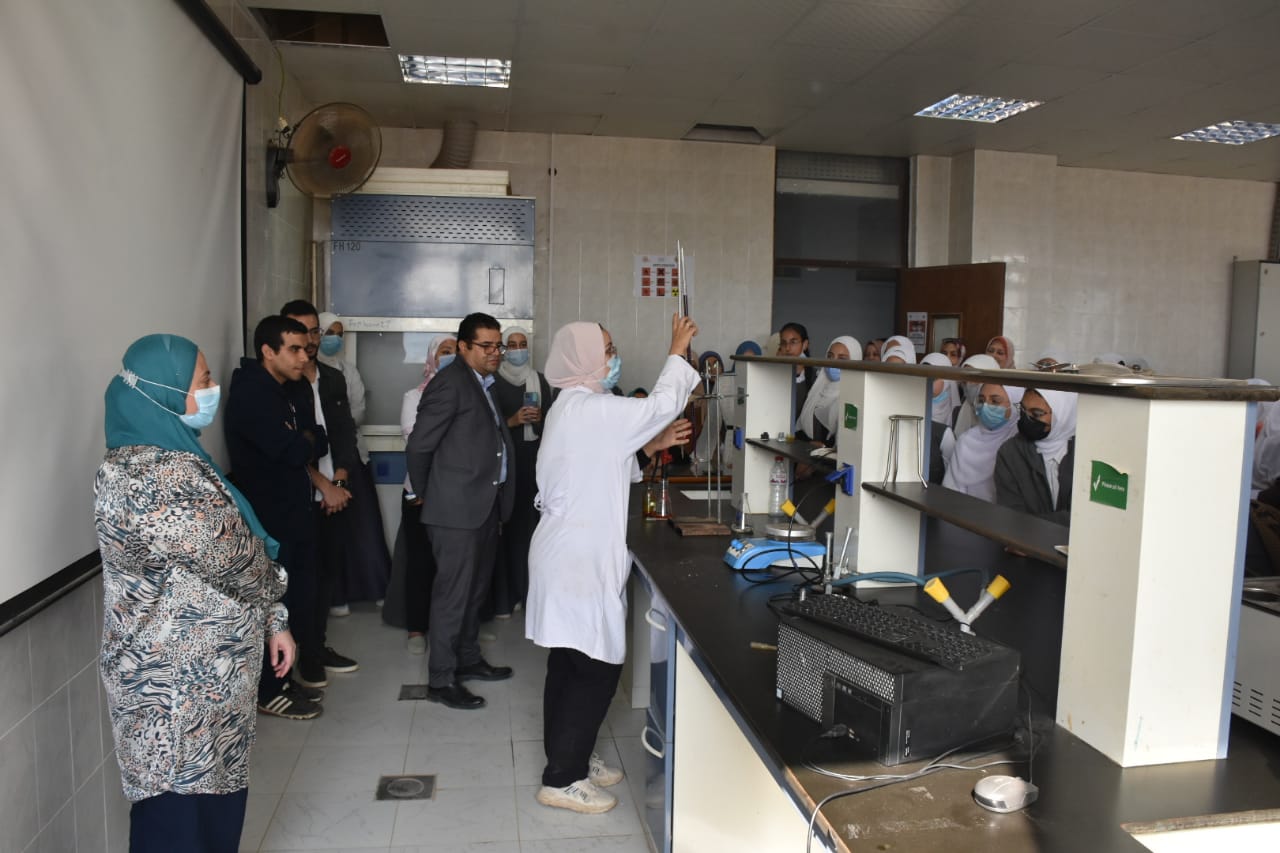 الثانوية بنات تزور كلية الصيدلة 