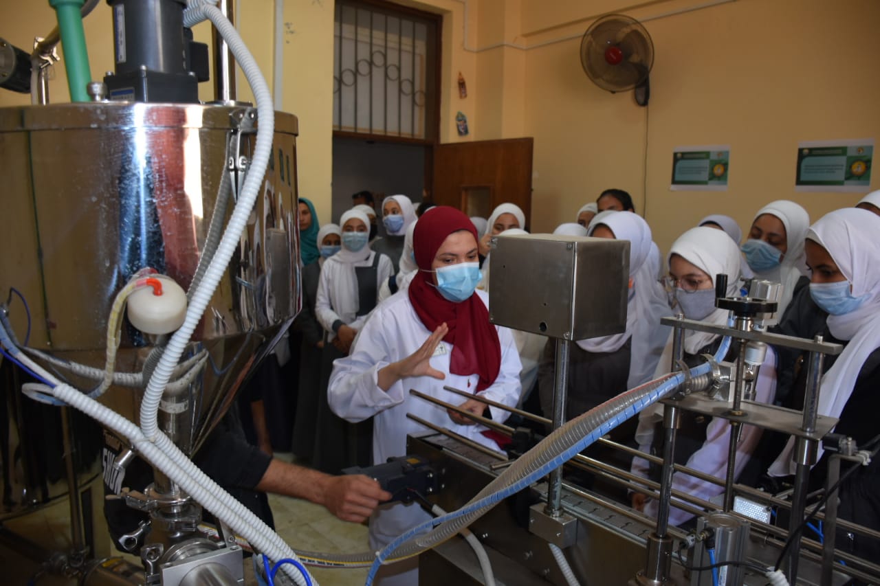 الثانوية بنات تزور كلية الصيدلة 