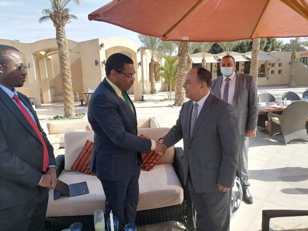 الدكتور محمد معيط وزير المالية خلال لقائه مع وزير المالية التنزاني ووزير مالية زنزبار