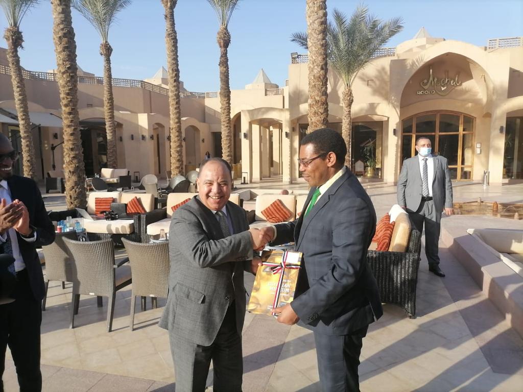 الدكتور محمد معيط وزير المالية خلال لقائه مع وزير المالية التنزاني ووزير مالية زنزبار