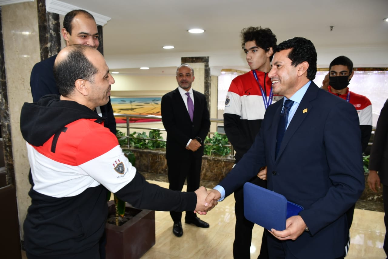 وزير الرياضة خلال لقاء مع منتخب السلاح ورئيس الاتحاد 