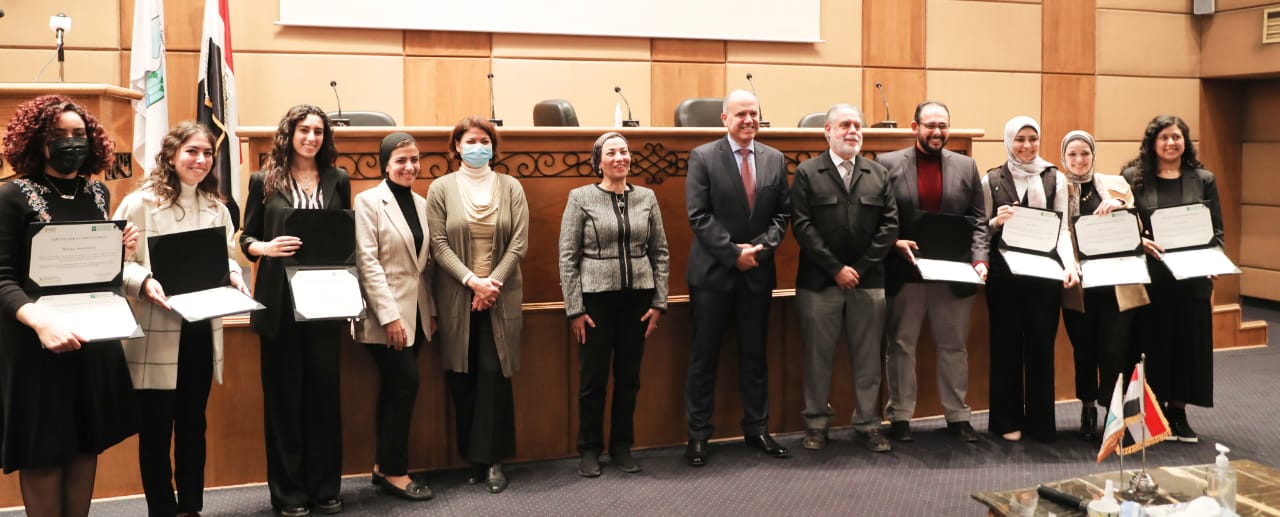 وزيرة البيئة تكرم طالبات الجامعة الألمانية