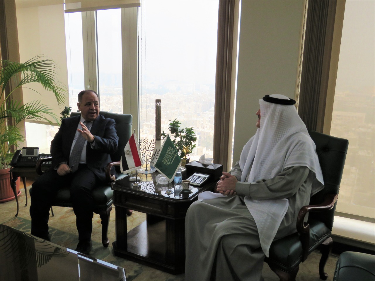 الدكتور محمد معيط وزير المالية خلال لقائه مع السفير السعودي بالقاهرة 