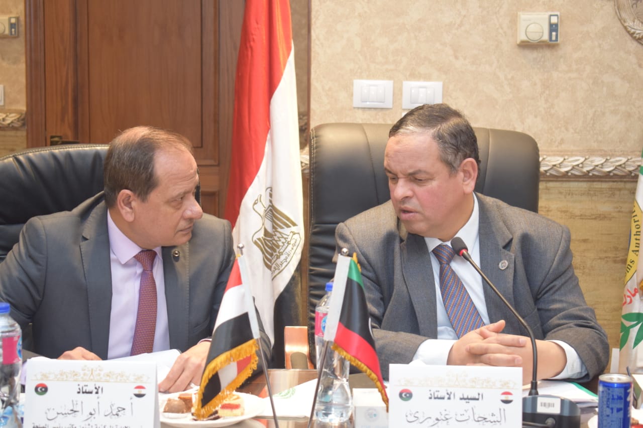 الشحات غتورى رئيس مصلحة الجمارك يستعرض  نتائج اجتماع اللجنة الجمركية المصرية الليبية  