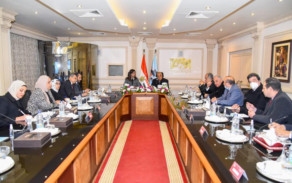 تفاصيل اجتماع وزيرة الهجرة مع رئيس العربية للتصنيع حول مؤتمر "مصر تستطيع".. صور