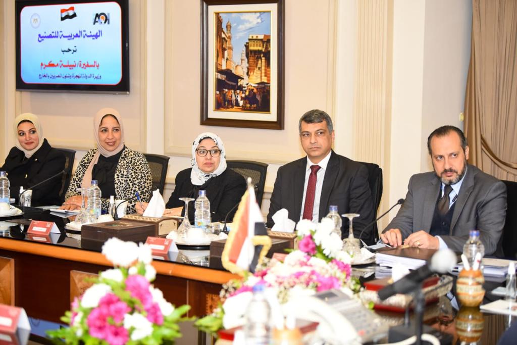 تفاصيل اجتماع وزيرة الهجرة مع رئيس العربية للتصنيع حول مؤتمر "مصر تستطيع".. صور