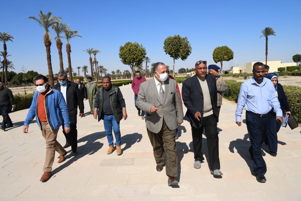 السكرتير العام يتابع استعدادات محافظة قنا للإحتفال بالعيد القومي