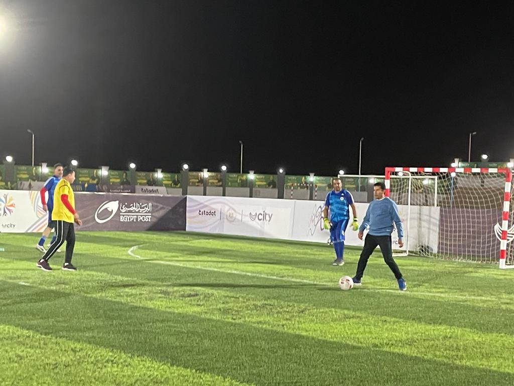 وزير الرياضة يشارك في مباراة استعراضية لكرة القدم 