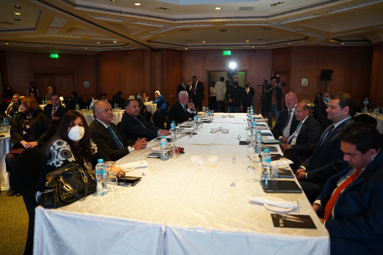 لقاء وزير المالية مع أعضاء الجمعية المصرية البريطانية 