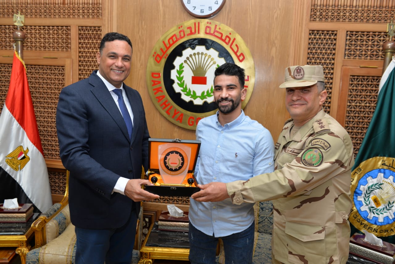 محافظ الدقهلية يكرم أحد مصابى العمليات الحربية فى سيناء