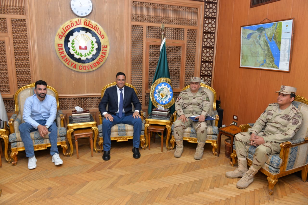 محافظ الدقهلية يكرم أحد مصابى العمليات الحربية فى سيناء