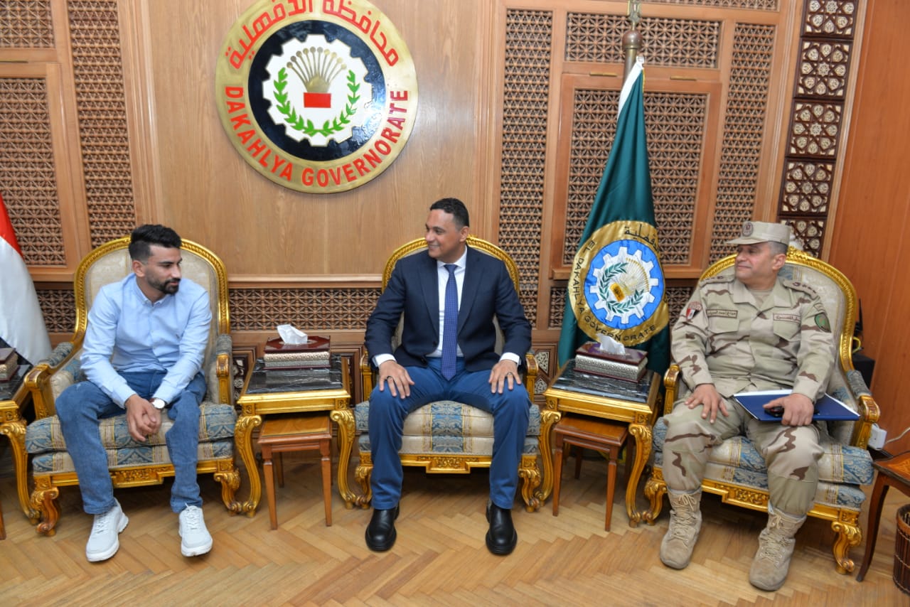 محافظ الدقهلية يكرم أحد مصابى العمليات الحربية فى سيناء