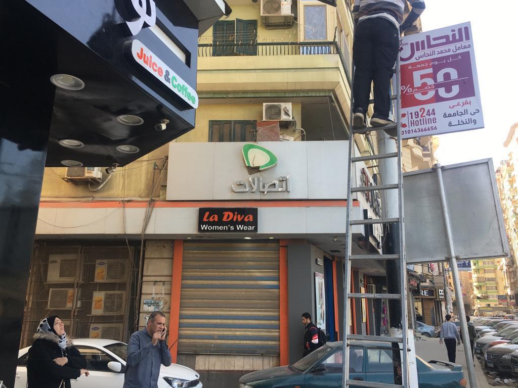 استمرار حملات إزالة الإعلانات العشوائية والغير مرخصة بالدقهلية