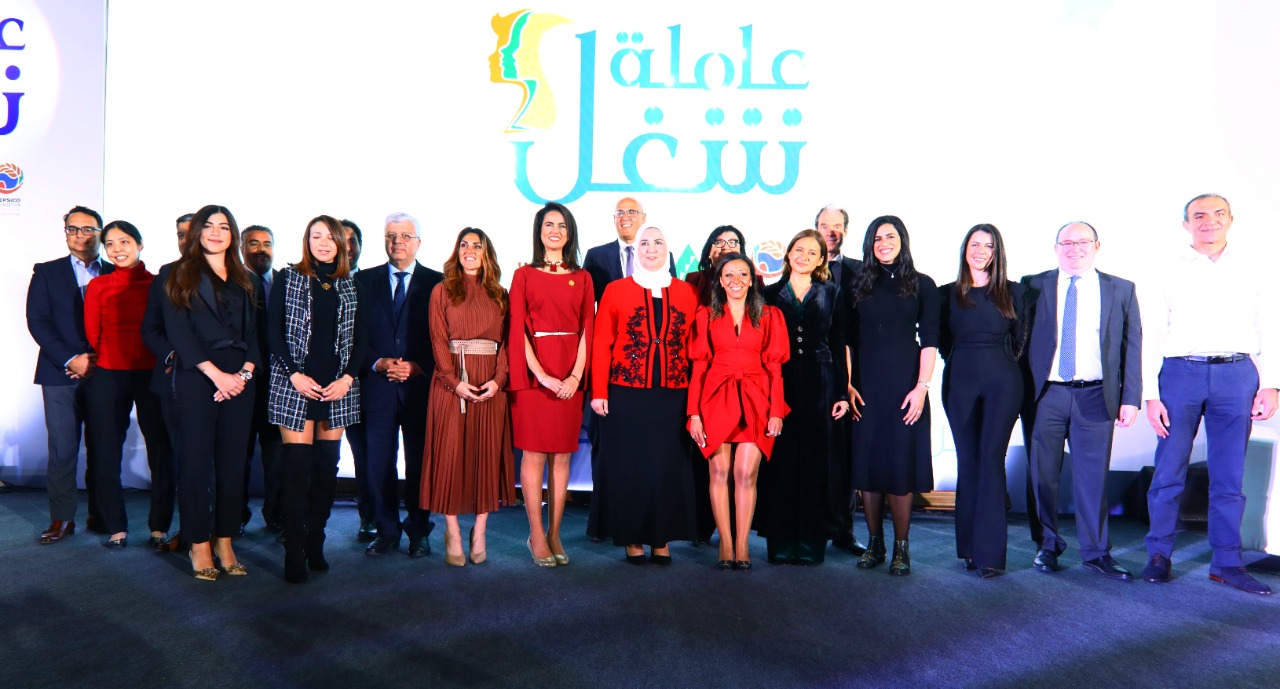 القباج تتوسط النجمة نيللي كريم والدكتورة ماريان عازر وومروة السلحدار وفريدة تمراز