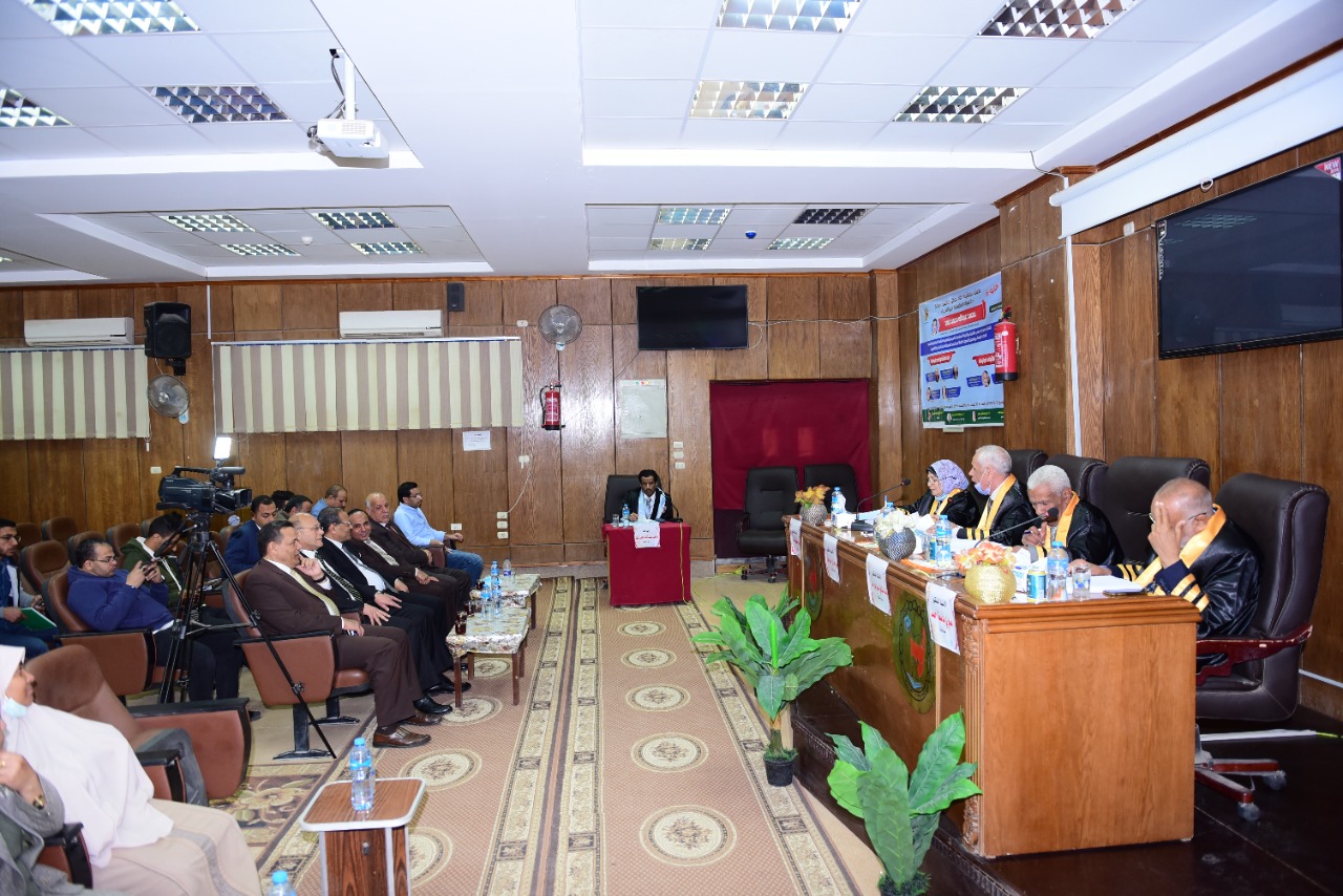 رئيس جامعة سوهاج يشهد مناقشة رسالة دكتوراه لوافد كويتي