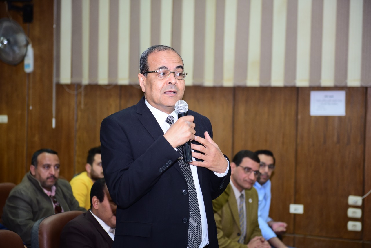 رئيس جامعة سوهاج يشهد مناقشة رسالة دكتوراه لوافد كويتي