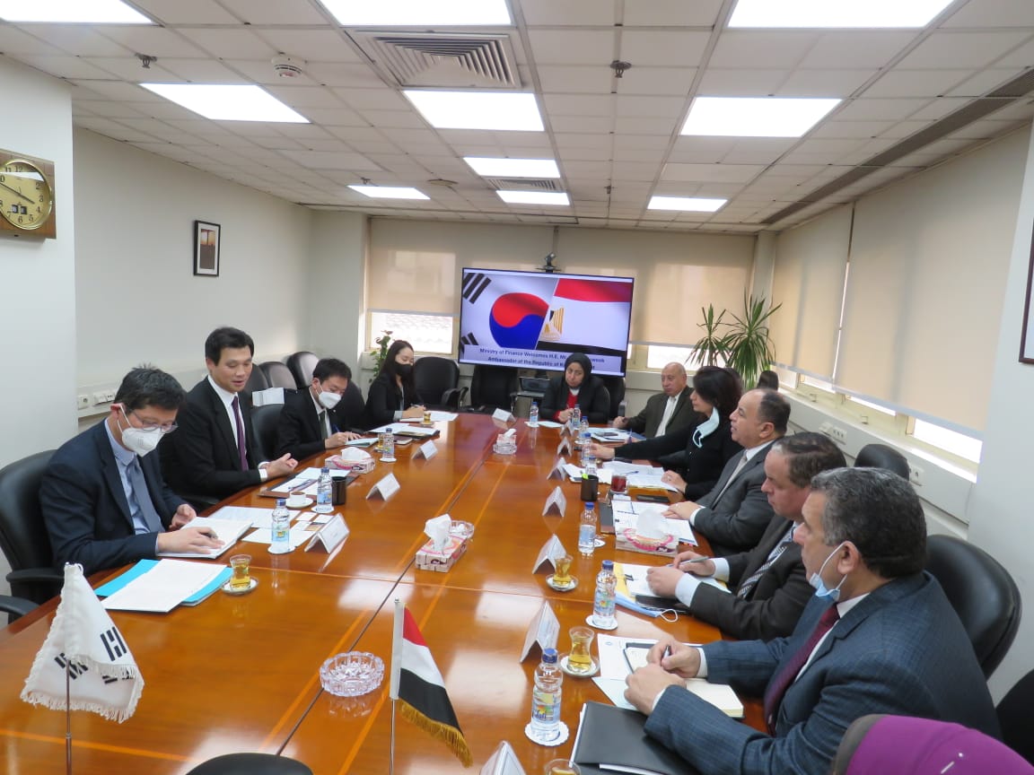 الدكتور محمد معيط وزير المالية خلال لقائه مع سفير كوريا الجنوبية 