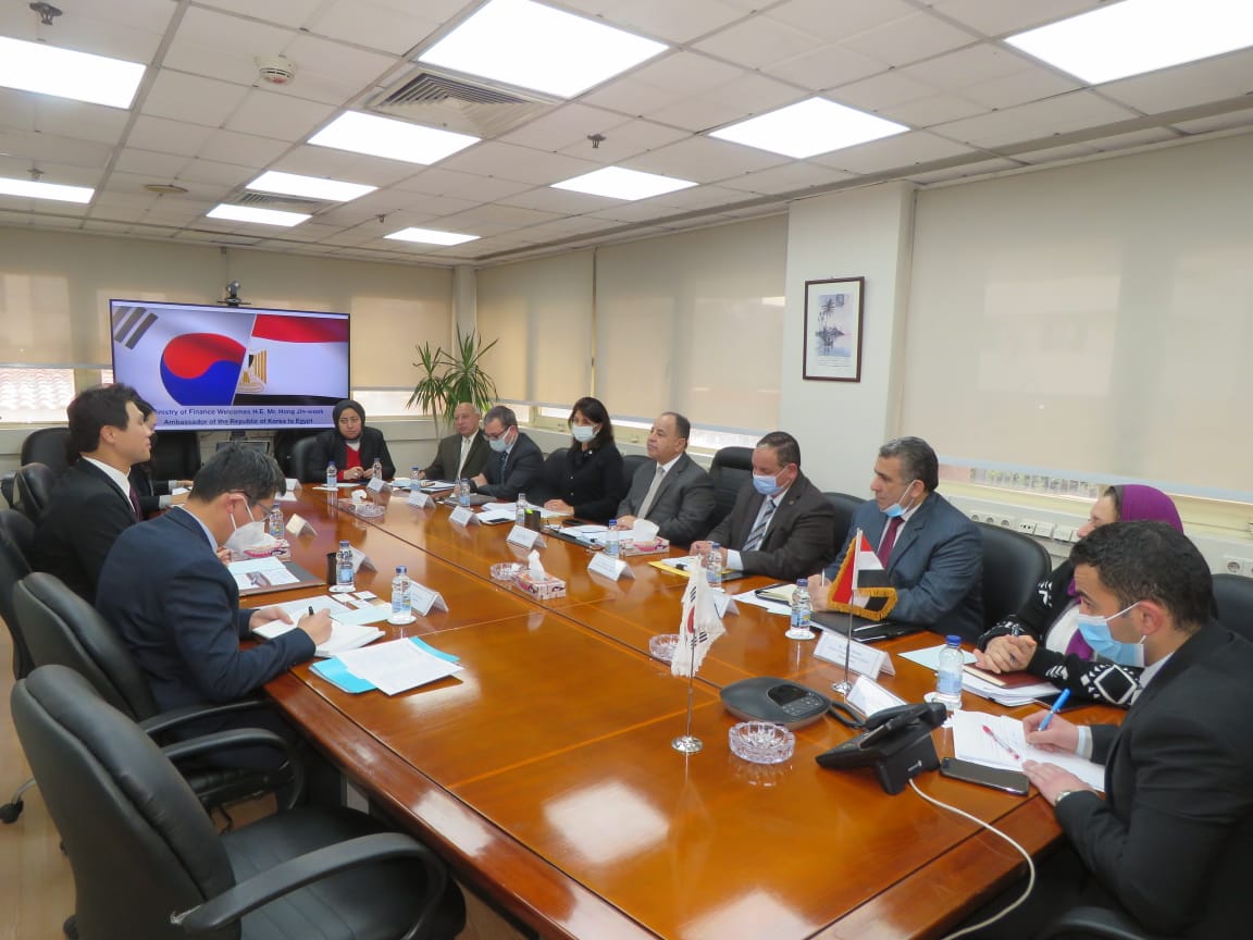 الدكتور محمد معيط وزير المالية خلال لقائه مع سفير كوريا الجنوبية 