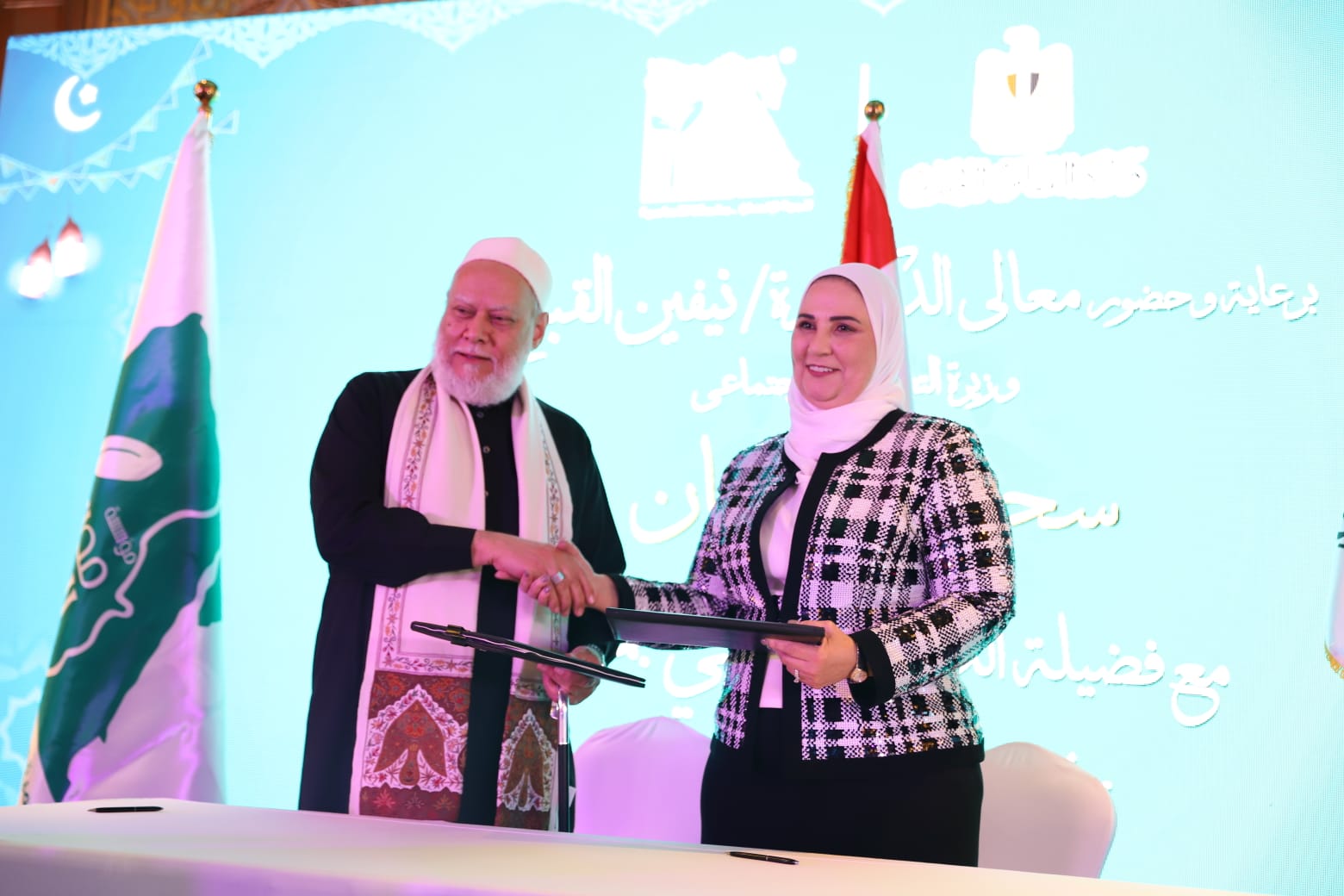 نيفين القباج وزير التضامن والدكتور علي جمعة عقب توقيع البروتوكول