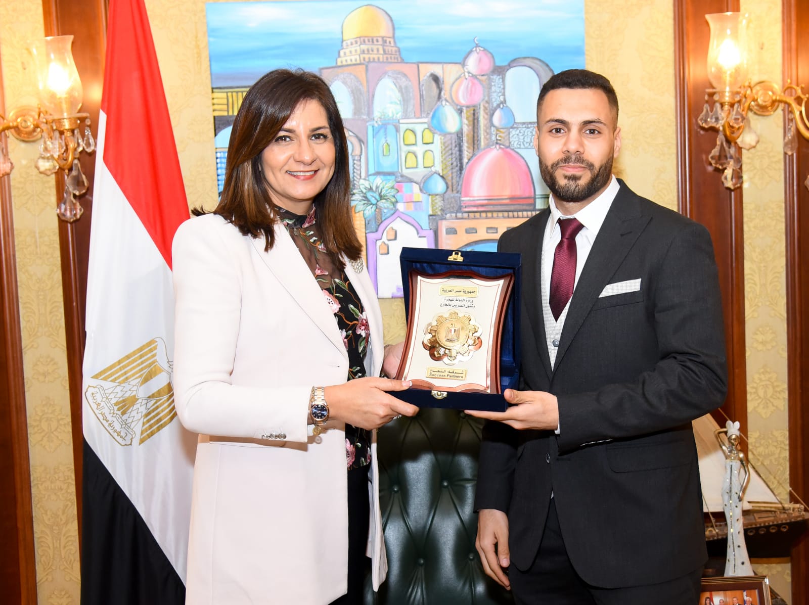 نبيلة مكرم تلتقي إسلام العشيري بطل إنقاذ المدنيين في أوكرانيا وتكرمه