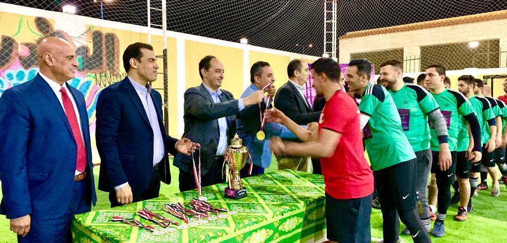 عمرو عثمان مدير صندوق مكافحة الادمان يسلم الفريق الفائز الميداليات وكأس البطولة 