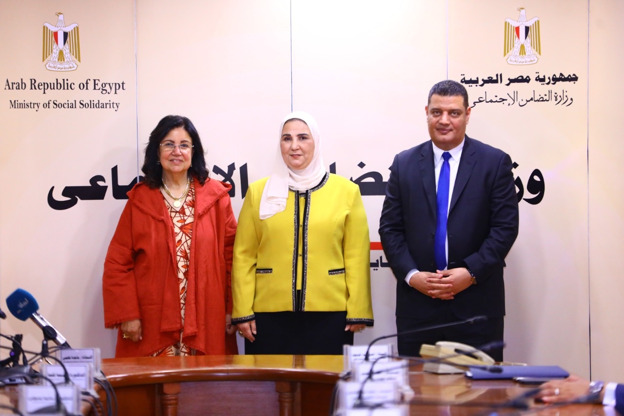 ايمن عبد الموجود ونيفين القباج وماجدة فهمي عقب توقيع البروتوكول