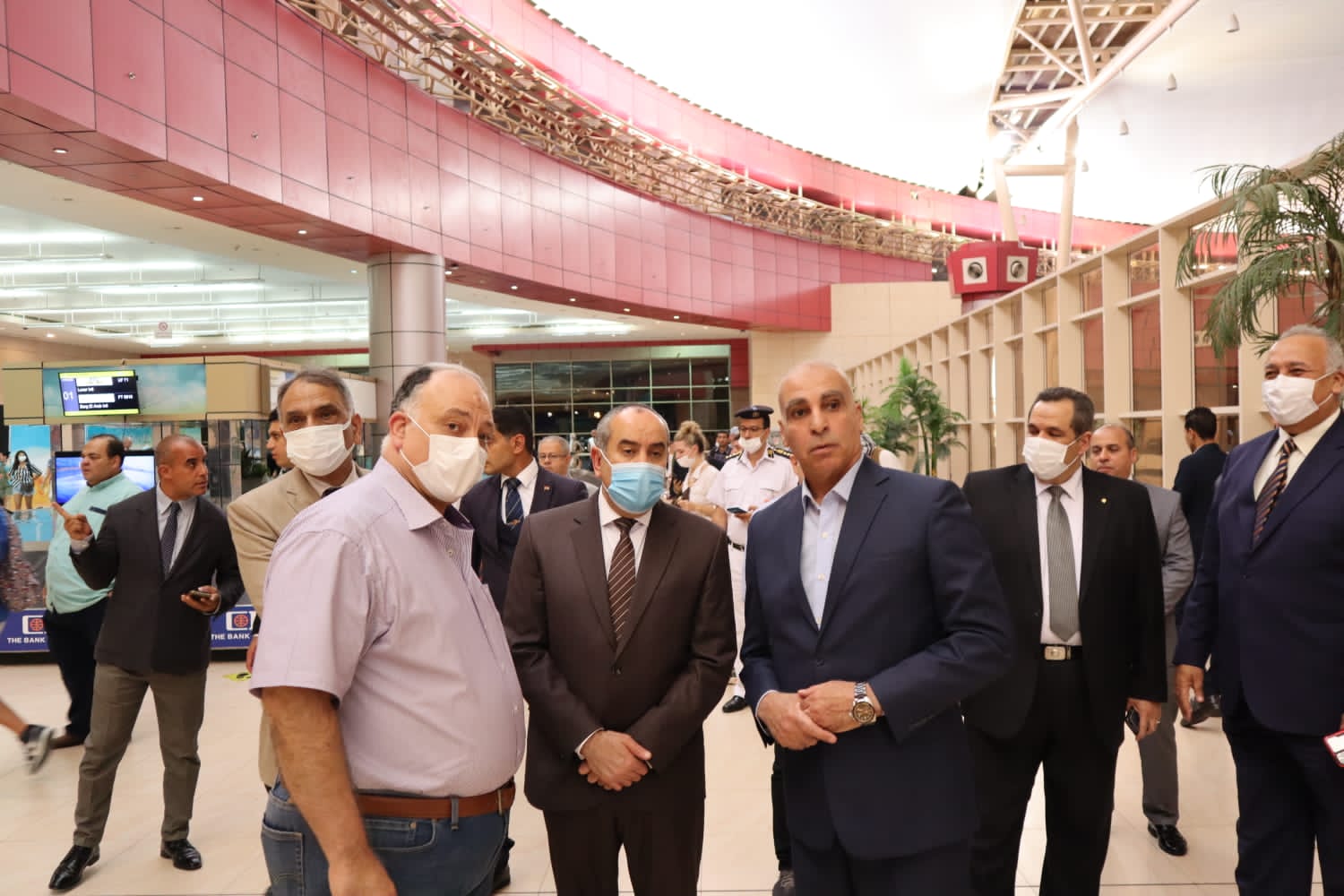 وزير الطيران يتابع استعدادات مطار شرم الشيخ  لـ cop27