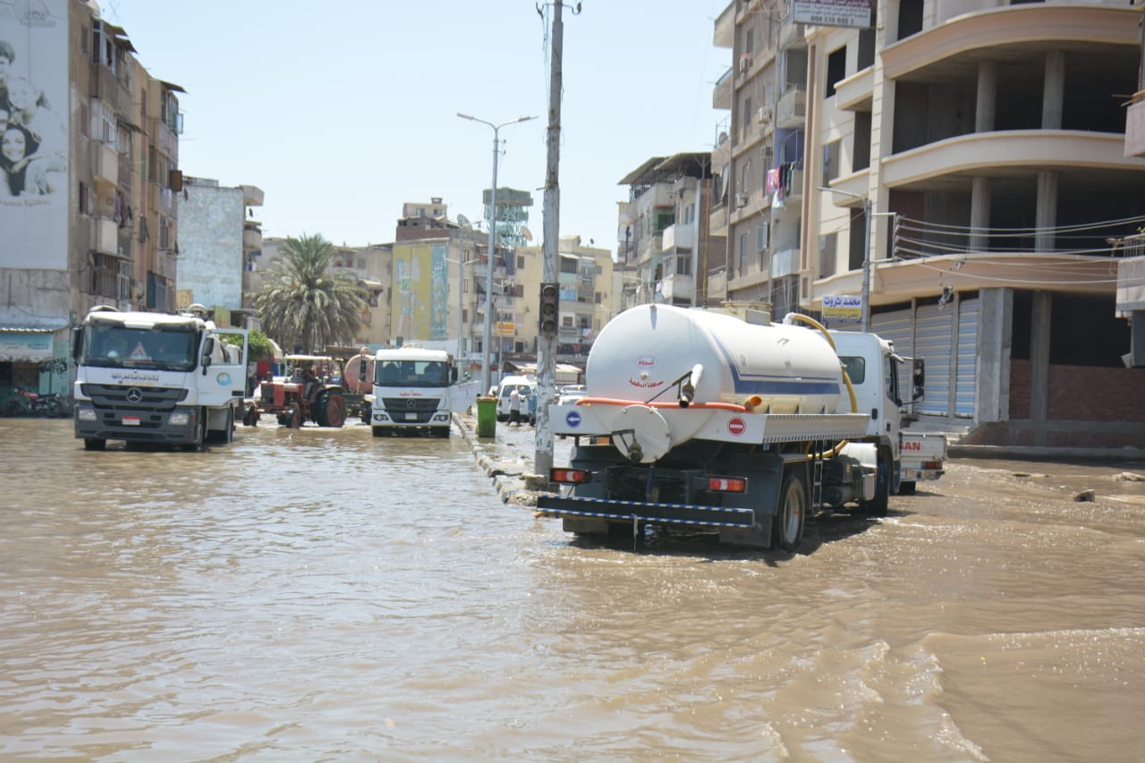 إصلاح كسر أحد خطوط الطرد بمحطة الصرف الصحي 