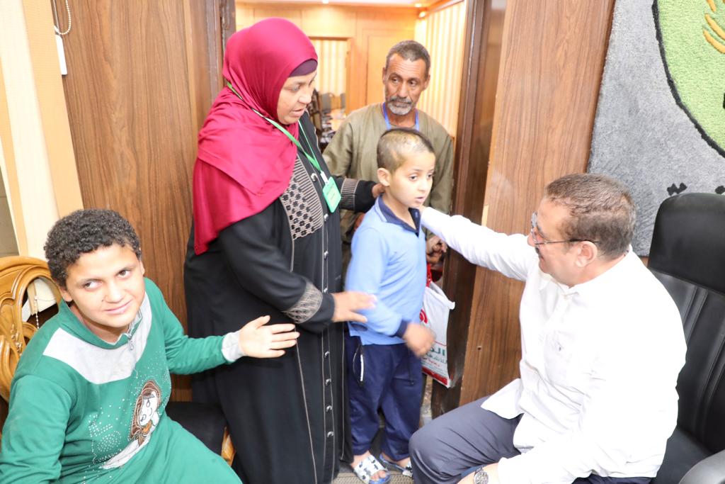 محافظ المنوفية يوجه بحل مشكلة الكهرباء والصرف الصحى بقرية بنى غريان