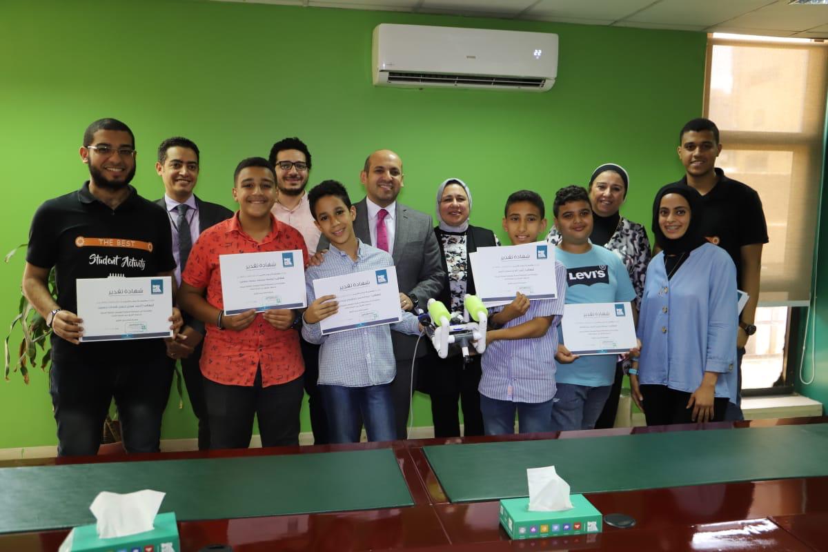 تكريم  4 طلاب بالمرحلة الإبتدائية لفوزهم بالمركز الثالث بالمسابقة الدولية للروبوتات بأمريكا