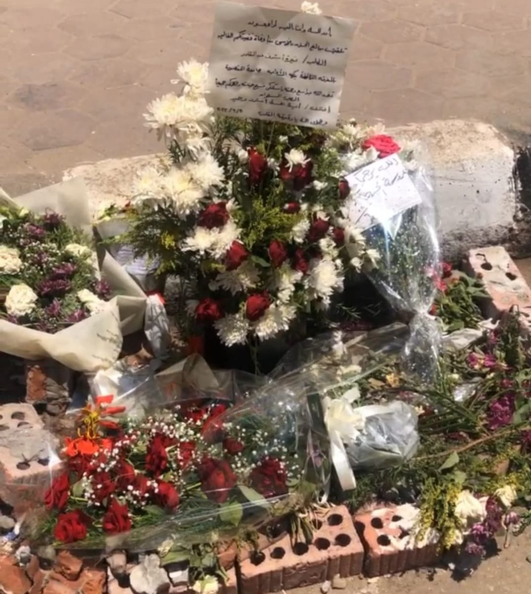 زملاء نيرة أشرف يضعون الورود مكان وقوع الجريمة
