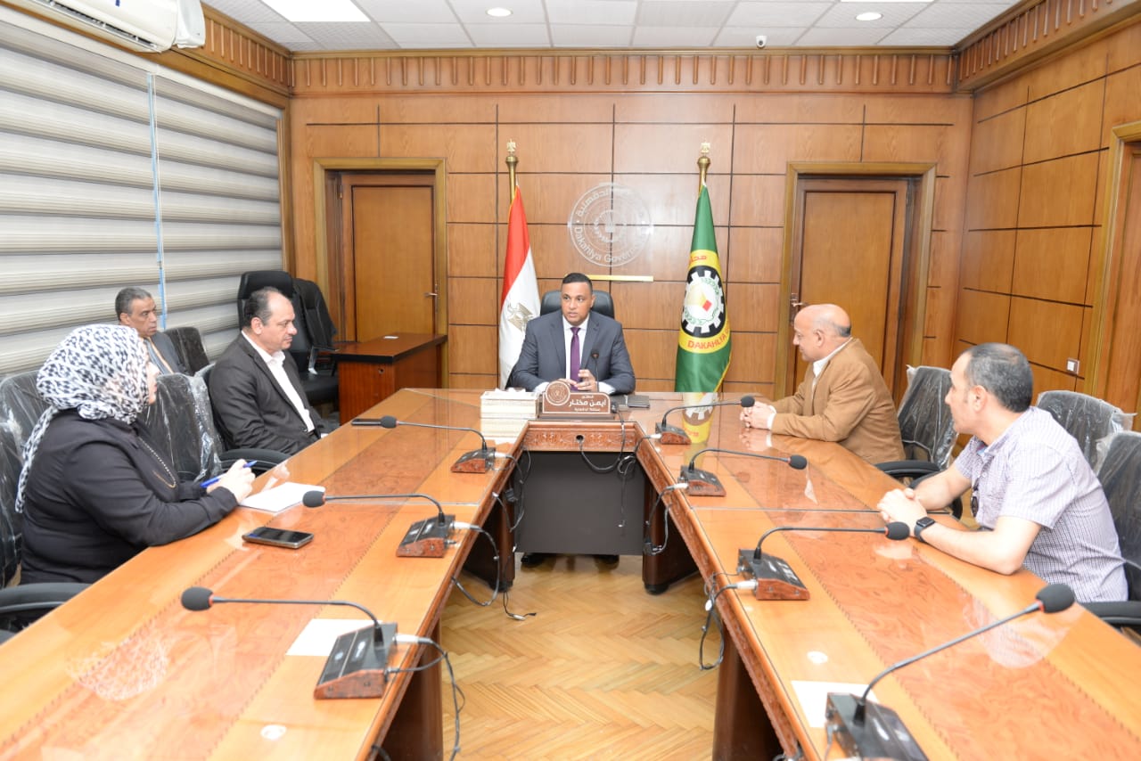 محافظ الدقهلية يستعرض مع مسئولى الإعلانات وقطاعات الكهرباء تعزيز موارد الدولة