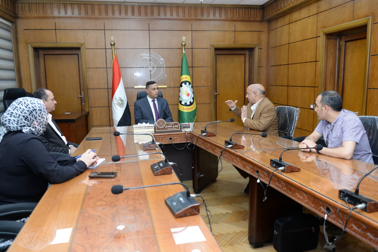 محافظ الدقهلية يستعرض مع مسئولى الإعلانات وقطاعات الكهرباء تعزيز موارد الدولة