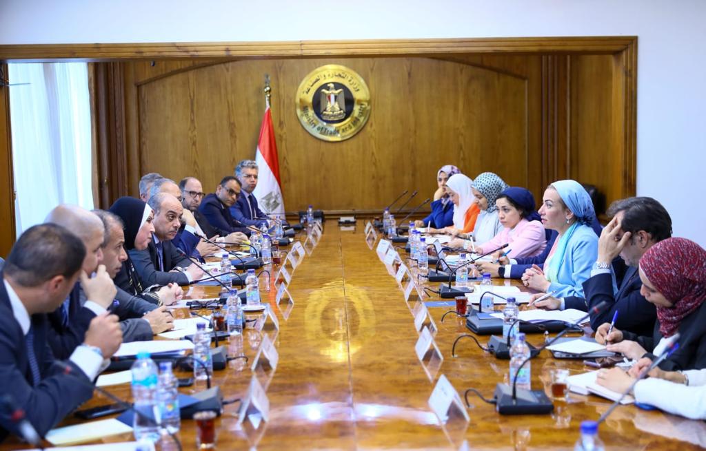 وزيرتا البيئة  والتجارة تستعرضان مستجدات التحضير لاستضافة مصر لقمة المناخ