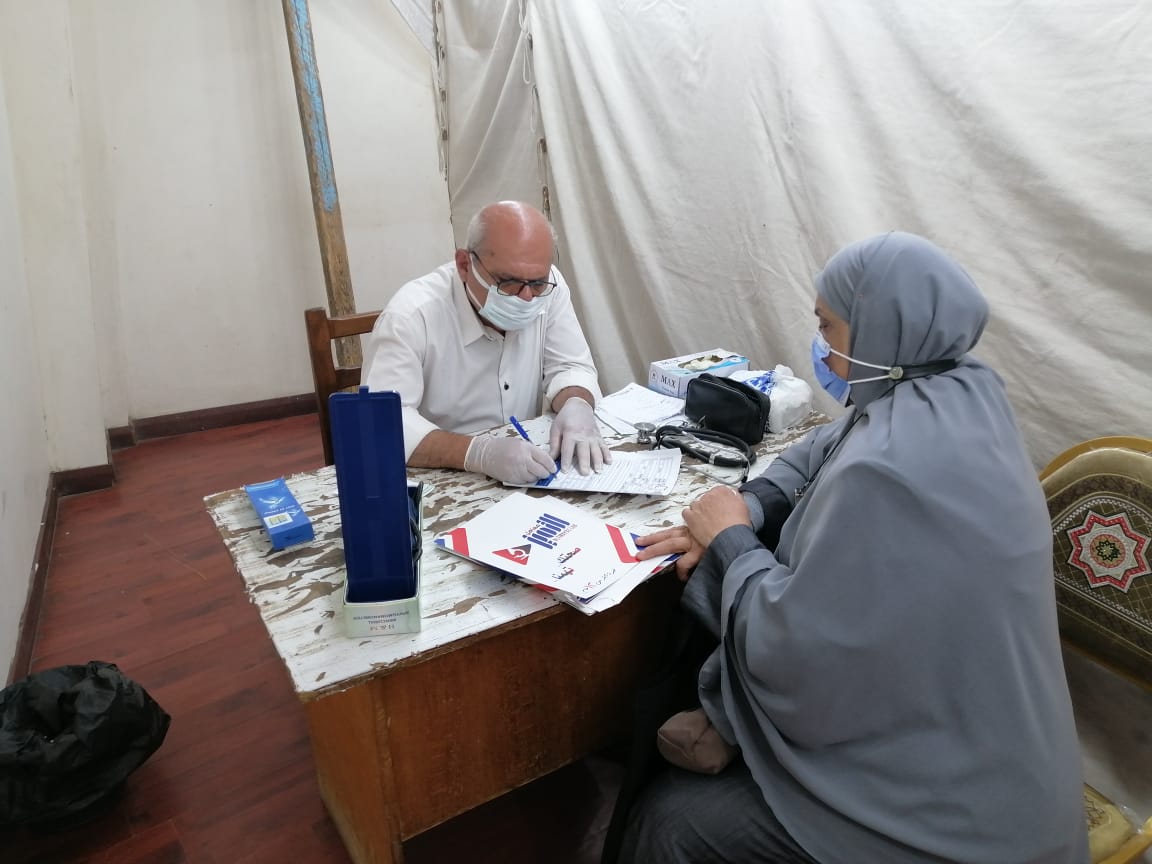 397 مريضا يستفيدون من القافلة الطبية المجانية بمنطقة تل بسطا بالزقازيق