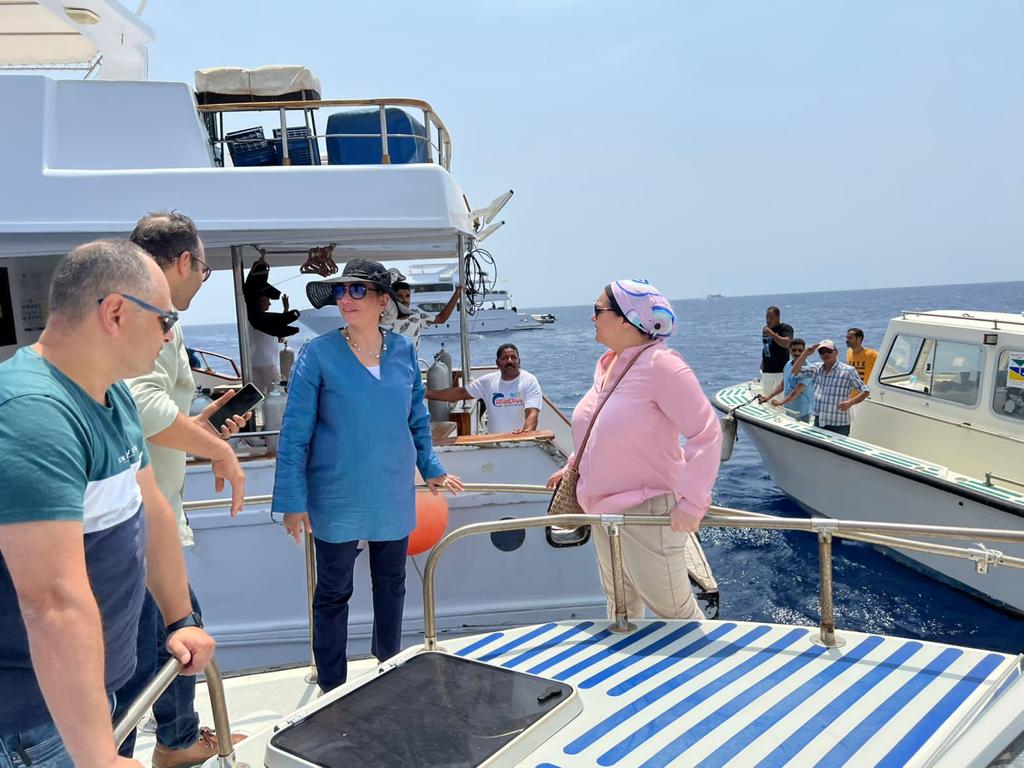 وزيرة البيئة فى جولة بحرية مفاجئة لمتابعة تنفيذ خطة الأنشطة البحرية بشرم الشيخ
