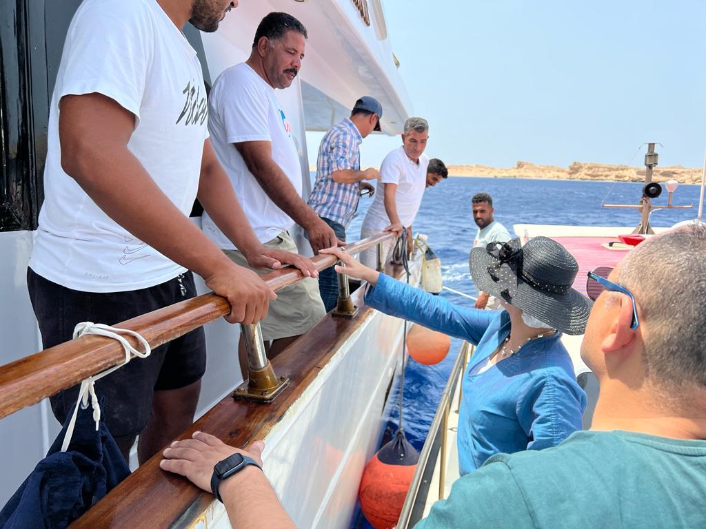 وزيرة البيئة فى جولة بحرية مفاجئة لمتابعة تنفيذ خطة الأنشطة البحرية بشرم الشيخ