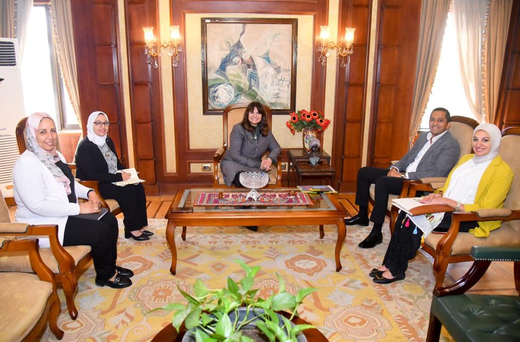 سها جندي تبحث خطة لترويج المشروعات القومية للمصريين بالخارج