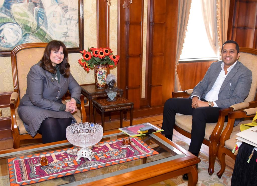 سها جندي تبحث خطة لترويج المشروعات القومية للمصريين بالخارج