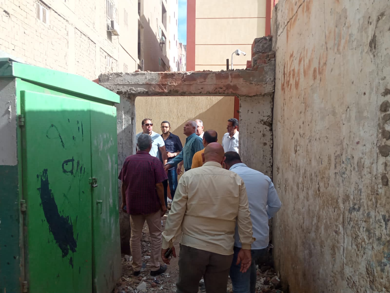 حى غرب المنصورة يتابع أعمال تعديل موضع محول كهرباء متواجد بمدخل المدرسة الرسمية للغات