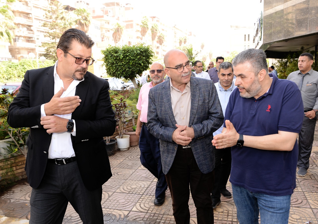 رئيس جامعة المنصورة يتفقد سير العمل بمستشفى الباطنة التخصصى