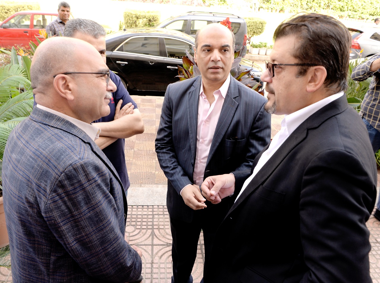 رئيس جامعة المنصورة يتفقد سير العمل بمستشفى الباطنة التخصصى