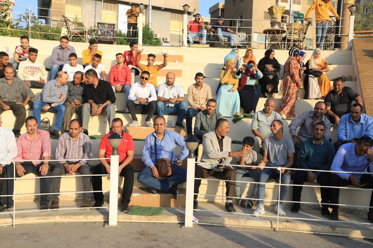 أهالي سوهاج يتابعون فاعليات "المؤتمر الاقتصادي - مصر 2022" على شاشة العرض بـ " المسرح الروماني "