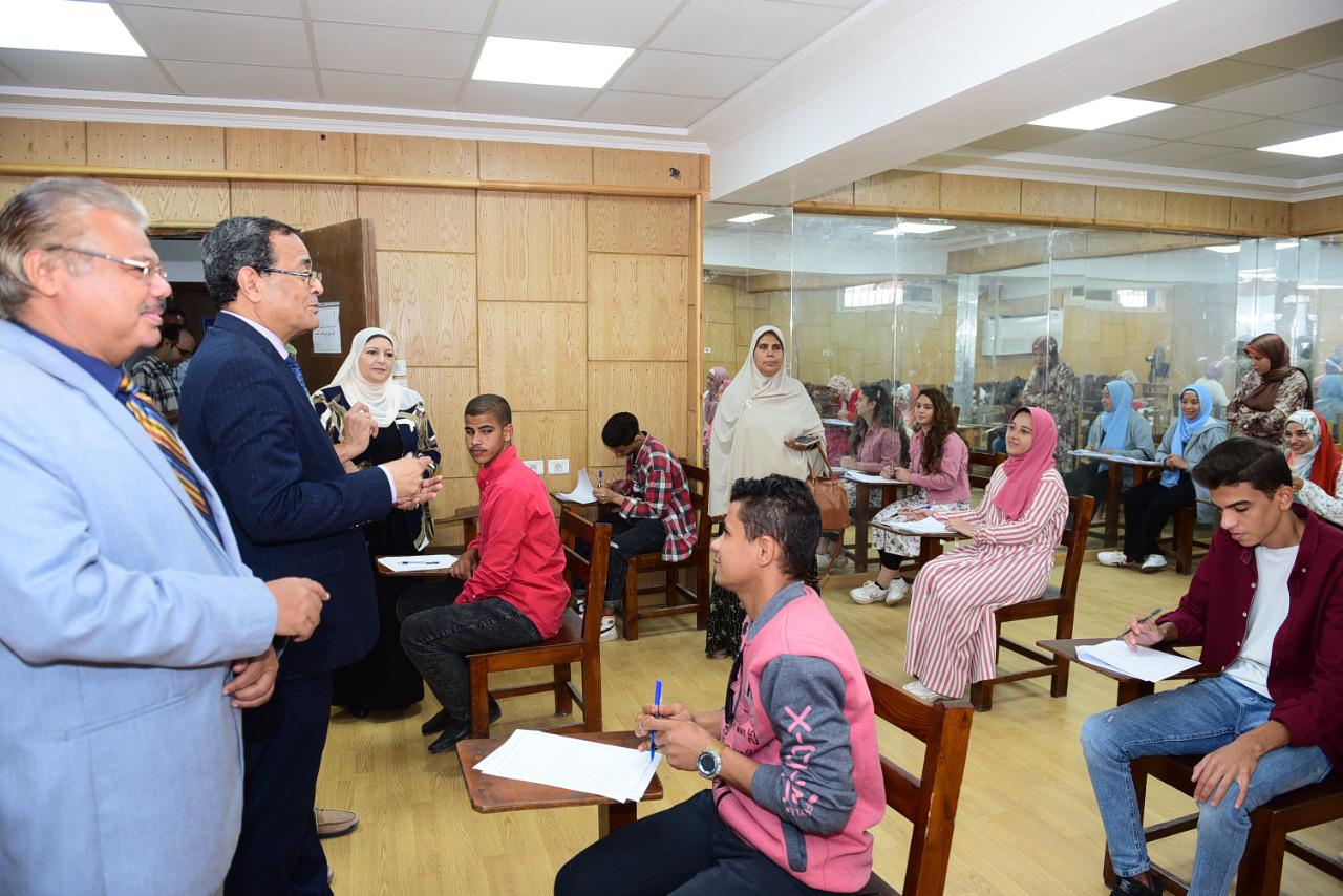 رئيس جامعة سوهاج يتفقد إمتحانات قبول الطلاب الصم بكلية التربية النوعية