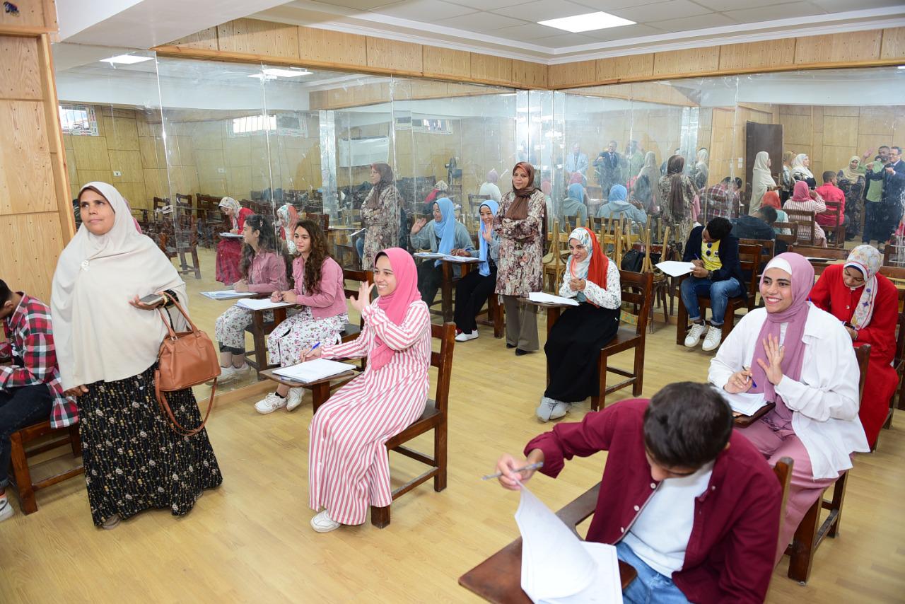 رئيس جامعة سوهاج يتفقد إمتحانات قبول الطلاب الصم بكلية التربية النوعية