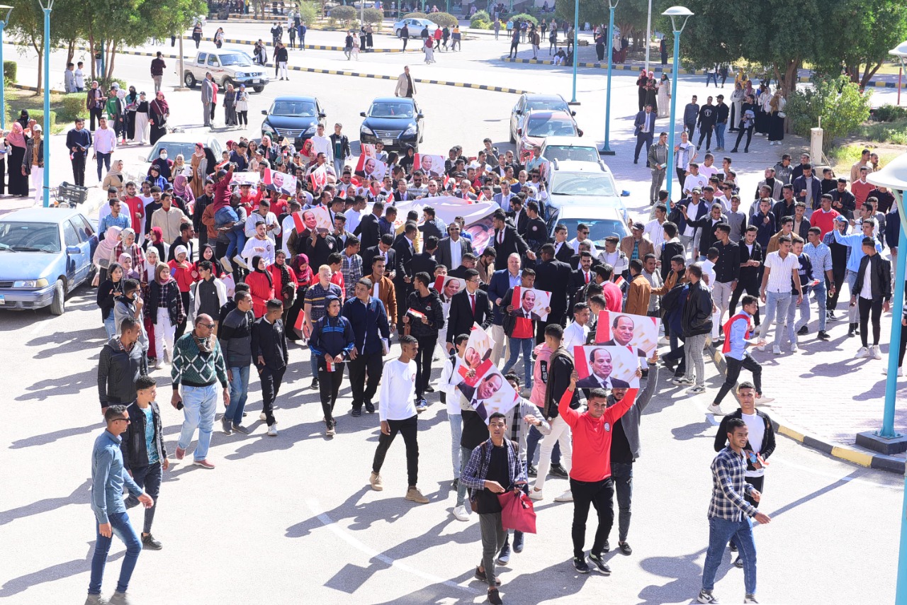 طلاب من أجل مصر بجامعة سوهاج يبعثون رسالة حب وتقدير للرئيس عبد الفتاح السيسي
